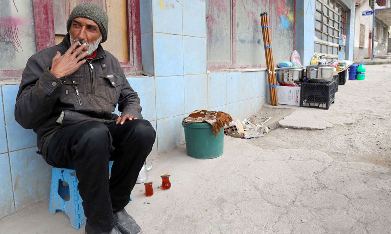 رجل سوري يشرب الشاي ويبيع أدوات المطبخ في حي أندرغازي في أنقرة (meo)