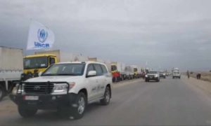 وصول قافلة المساعدات الأممية إلى منطقة التنف باشرف القوات الروسية من أجل دخولها إلى مخيم الركبان المحاصر 6 شباط 2019 (روسيا اليوم)