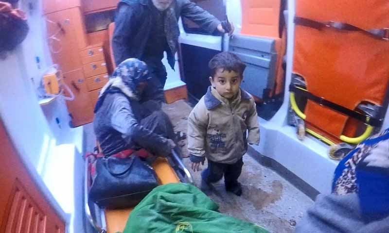 إسعاف إطفال مصابين بقصف صاروخي على بدلة جرجناز جنوبي إدلب 6 شباط 2019 (الدفاع المدني السوري)