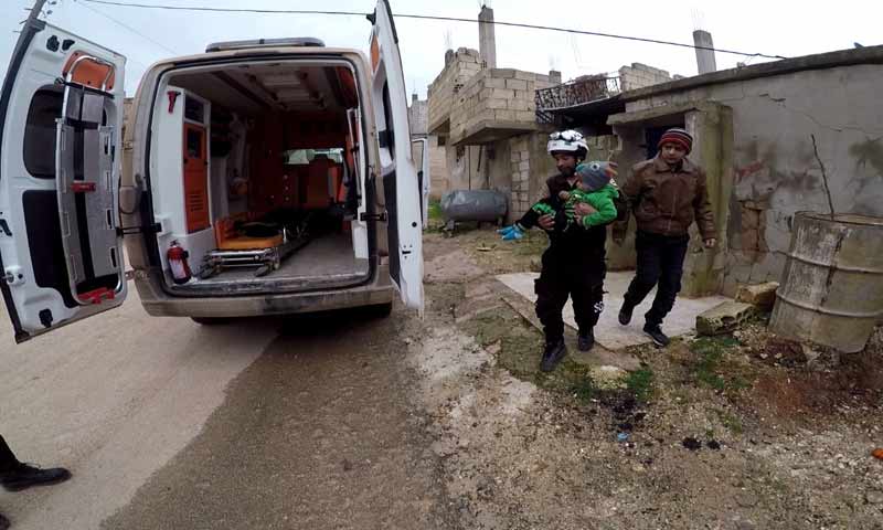 عناصر الدفاع المدني أثناء إسعاف إطفال تعرضوا للقصف الصاروخي في خان شيخون جنوبي إدلب 12 شباط 2019 (الدفاغ المدني السوري)