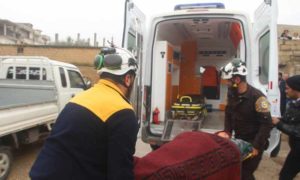 فرق الدفاع المدني تقوم بإسعاف الجرحى نتيجة القصف على أحياء خان شيخون جنوبي إدلب 12 شباط 2019 (الدفاع المدني السوري)