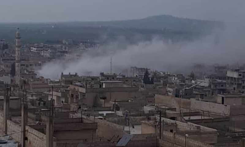 قصف مدفعي على مدينة خان شيخون جنوبي إدلب 26 شباط 2019 (عاصي برس)