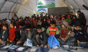 طلاب يتلقون التعليم باشراف فريق بسمة النور التعليمي في مخيم الإيمان جنوبي إدلب 7 شباط 2019 (عنب بلدي)