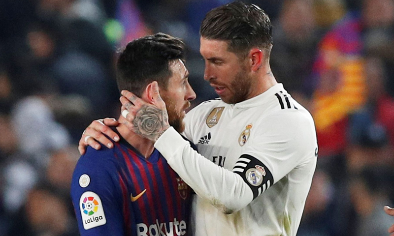 سيرجو راموس وليونيل ميسي عقب انتهاء مواجهة الكلاسيكو بين برشلونة وريال مدريد-6 من شباط 2019 (رويترز)