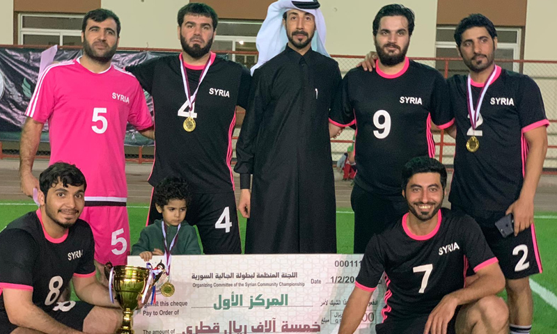 فريق البوكمال الذي توج بالمركز الأول في بطولة الجالية السورية في قطر (السفارة السورية في قطر فيس بوك)
