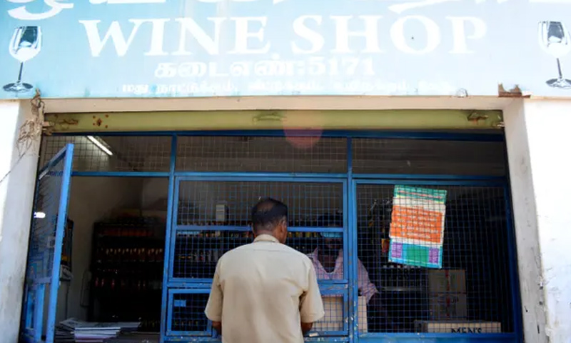 متجر لبيع النبيذ في مدينة مادوراي بالهند - (Vidhi Doshi)