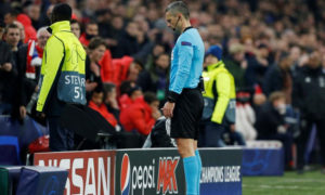 حكم مواجهة مباراة ريال مدريد وأياكس أمستردام يراجع تقنية الفيدو في دوري الأبطال - 15 من شباط 2019 (رويترز)
