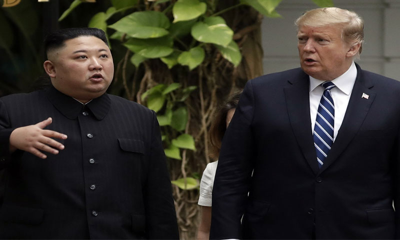 الرئيس الأمريكي دونالد ترامب ورئيس كوريا الشمالية كيم جونغ أونغ في فندق هانوي لجند ميتروبولي - 28 شباط 2019 (AP)