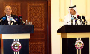وزير الخارجية القطري محمد بن عبد الرحمن آل ثاني، ونظيره الفرنسي جان إيف لودريان (رويترز)