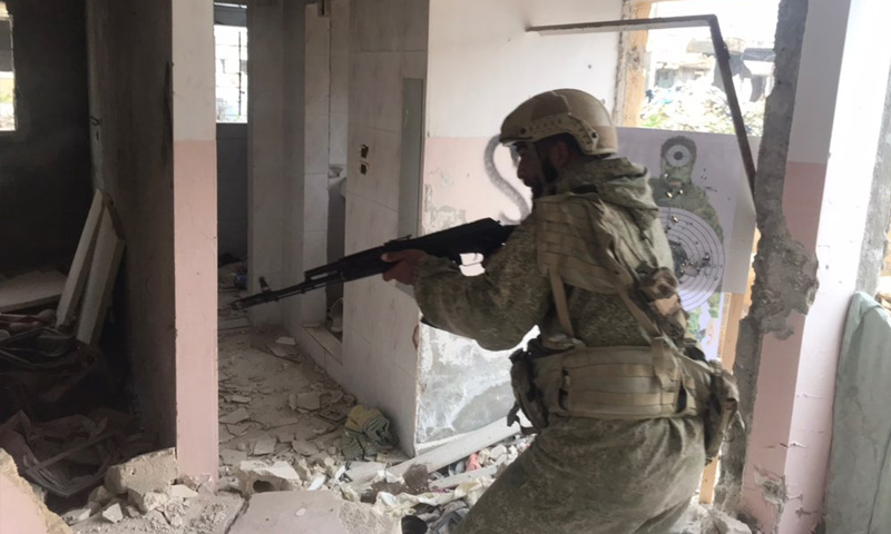 مقاتل من شركة فيغاسي الأمنية في أثناء تدريب لواء القدس الفلسطيني بحلب - شباط 2019 (تويتر)