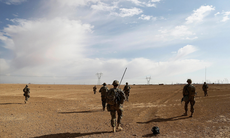 جنود أمريكيون يقومون بدورية في منطقة ريفية بالقرب من موقع تابع للائتلاف في غرب العراق- كانون الثاني 2019 (AP)