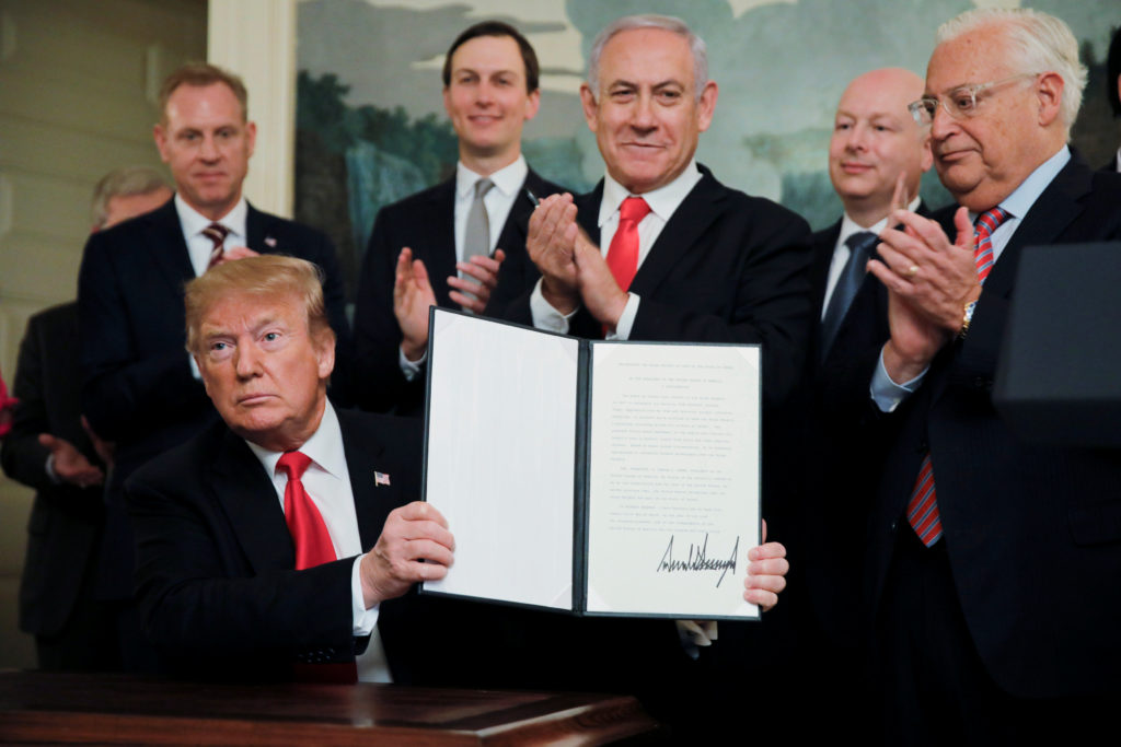 دونالد ترامب وبنيامين نتنياهو في أثناء توقيع قرار الاعتراف بسيادة إسرائيل على الجولان - آذار 2019 (رويترز)