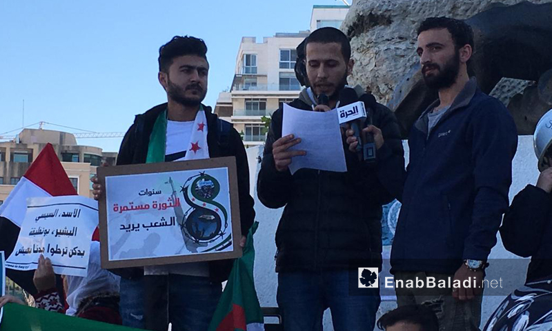 مواطنون سوريون وناشطون يقفون في ذكرى الثورة السورية الثامنة في ساحة الشهداء بالعاصمة اللبنانية بيروت- 17 من آذار 2019 (عنب بلدي)
