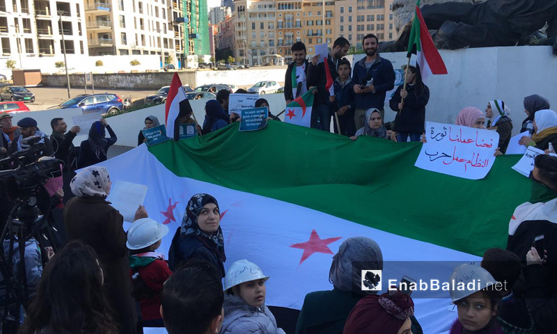 مواطنون سوريون وناشطون يقفون في ذكرى الثورة السورية الثامنة في ساحة الشهداء بالعاصمة اللبنانية بيروت- 17 من آذار 2019 (عنب بلدي)