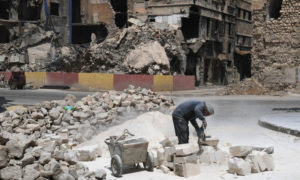 عامل سوري يقطع الحجارة في أثناء ترميمه للمسجد الصهيبي الذي يعود إلى القرن الرابع عشر في مدينة حلب القديمة - 22 نيسان 2018 (AFP)


