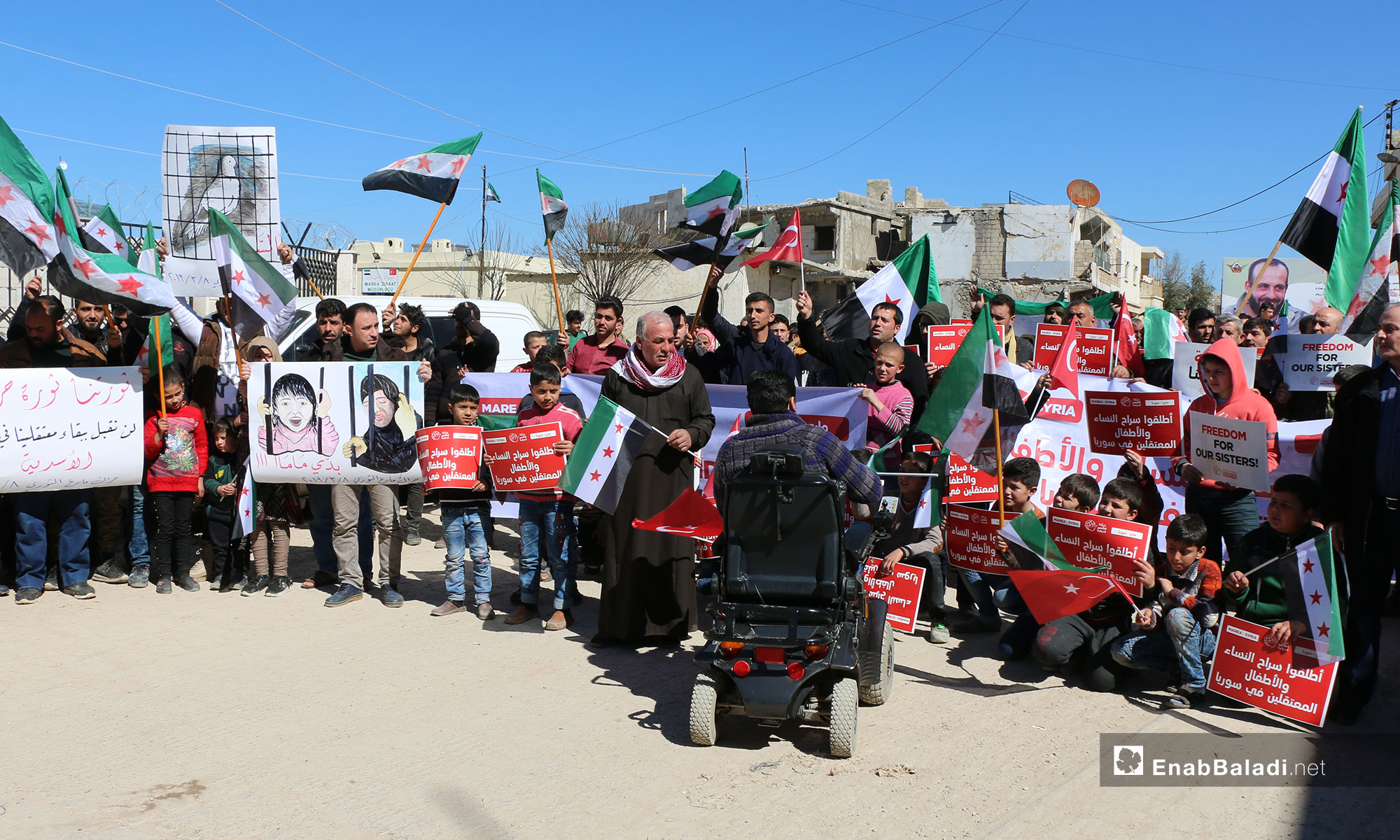 مظاهرة تطالب بالإفراج عن المتعقلات داخل السجون السورية في مدينة مارع بريف حلب - 8 من آذار 2019 (عنب بلدي)