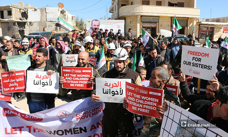 مظاهرة تطالب بالإفراج عن المتعقلات داخل السجون السورية في مدينة مارع بريف حلب - 8 من آذار 2019 (عنب بلدي)
