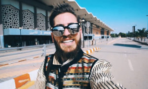 اليوتيوبر أندرواس باسوس من أمام مطار دمشق الدولي - 2018 (صفحة أندرواس على يوتيوب)