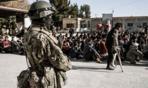 مجموعة من المحتجزين لدى القوات الروسية داخل مركز الإيواء في مدينة عدرا شرقي الغوطة بريف دمشق- أيار 2018 (ريا نوفوستي)
