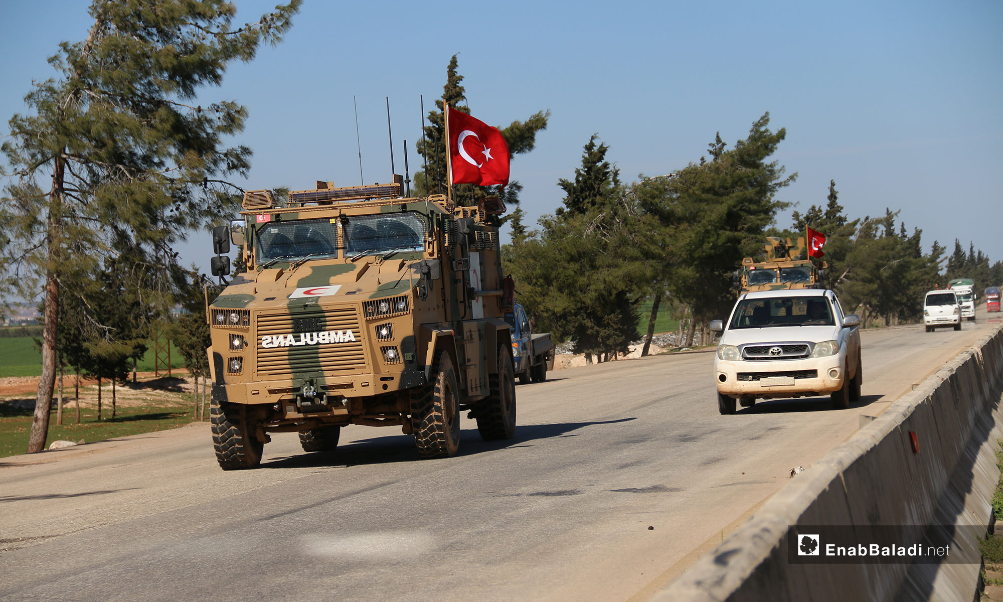 دورية تركية أثناء مرورها بمحافظة إدلب بعد ساعات على دخولها المنطقة العازلة باتفاق روسي 8 آذار 2019 (عنب بلدي)