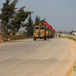 دورية تركية أثناء مرورها بمحافظة إدلب بعد ساعات على دخولها المنطقة العازلة باتفاق روسي 8 آذار 2019 (عنب بلدي)