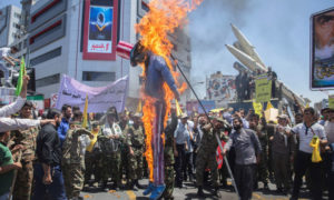 متظاهرون يحرقون فزاعة تمثل الولايات المتحدة الأمريكية في إيران- آذار 2017 (رويترز)

