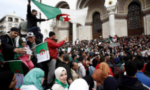 متظاهرون في الجزائر يطالبون عبد العزيز بوتفليقة بالاستقالة - 26 آذار 2019 (رويترز)

