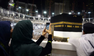 سيدتان مسلمتان تلتقطان الصور قرب الكعبة - 20 أيلول 2015 (AFP)