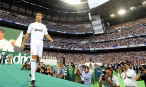 تقديم اللاعب البرتغالي كريستيانو رونالدو في ملعب سانتياغو برنابيو في مدريد- 2009 (AFP)