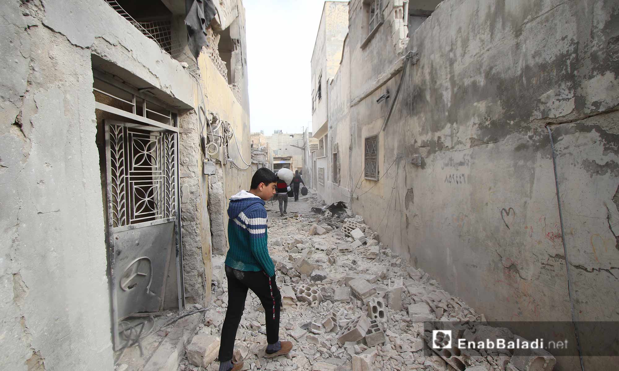 آثار قصف الطيران الحربي على الأحياء السكنية والمراكز الخدمية في مدينة سراقب شرقي إدلب 10 آذار 2019 (عنب بلدي)