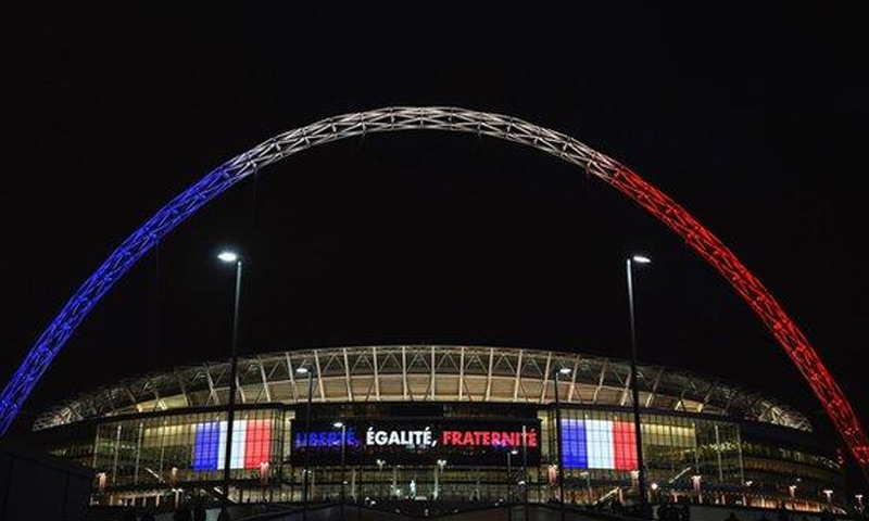 إضاءة ملعب ويمبلي بألوان العلم الفرنسي بعد الهجوم الذي استهدف مدينة نيس الفرنسية في عام 2016 (BBC)