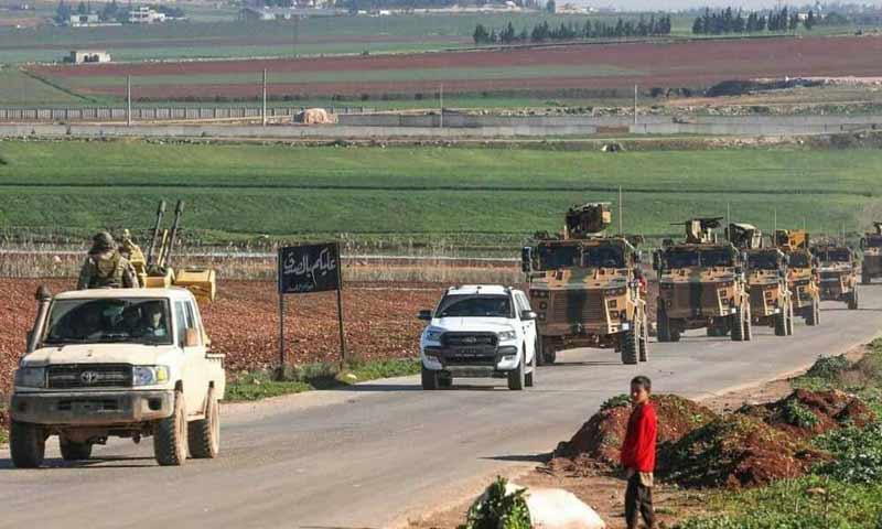 دورية تركية أثناء مرورها بمحافظة إدلب بعد ساعات على دخولها المنطقة العازلة باتفاق روسي 8 آذار 2019 (AFP)