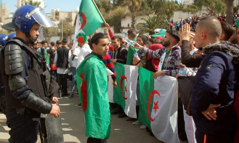مظاهرات في العاصمة الجزائرية ترفض ترشح بو تفليقة 10 آذار 2019 (فرانس24)
