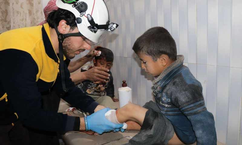 مصابين بقصف جوي على مخيم شرقي مدينة سراقب بريف إدلب الشرقي 13 آذار 2019 (الدفاع المدني السوري)