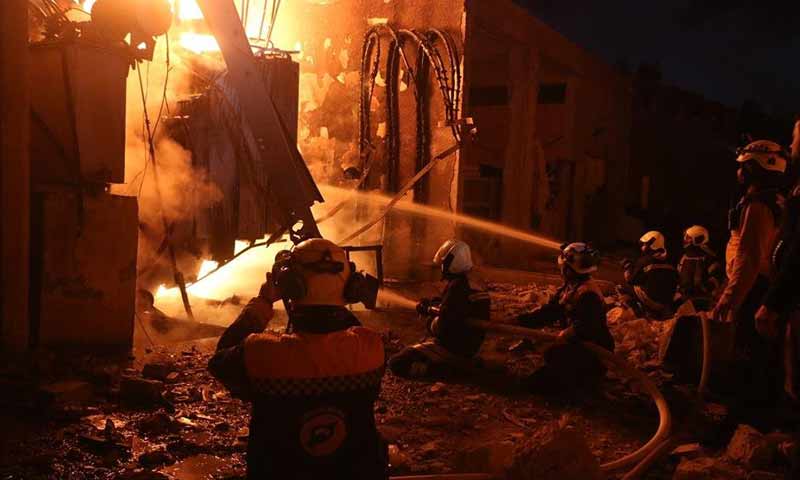 عناصر الدفاع المدني أثناء إطفاء الحرائق وانتشال الضحايا جراء قصف روسي على الأحياء السكنية في مدينة إدلب 13 آذار 2019 (الدفاع المدني السوري)