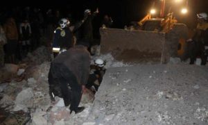 الدفاع المدني ينتشل ضحايا من أنقاض منزل تعرض لقصف من الطيران الحربي خلال ساعات الليل في قرية الفقيع جنوبي إدلب 21 آذار 2019 (الدفاع المدني السوري)