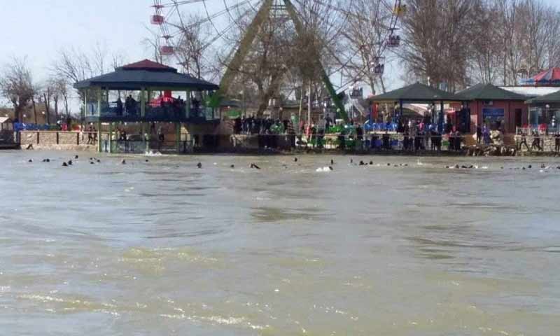 نهر دجلة في مدينة الموصل بعد غرق مدنيين أثناء عبورهم الى الضفة الأخرى 21 آذار 2019 (قناة السومرية نيوز)
