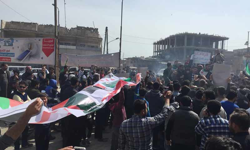 مظاهرات شعبية ضد الفساد الأمني والاعتقال التعسفي في مدينة الباب شمالي حلب 22 آذار 2019 (شبكة الثورة السورية)