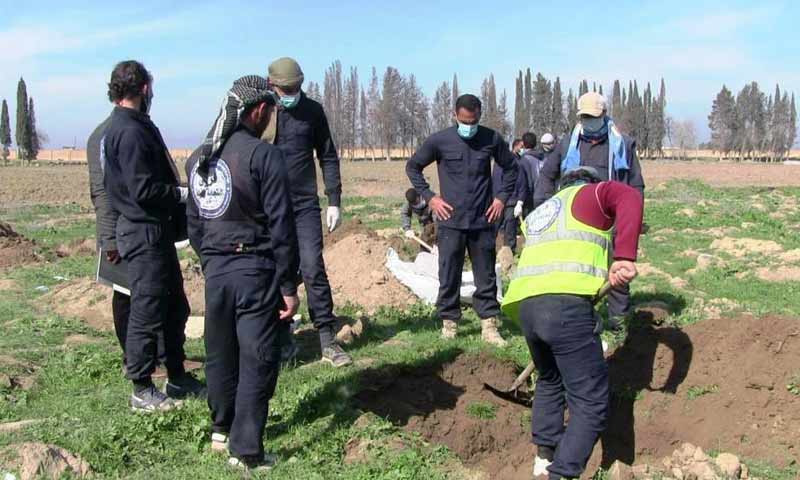 فريق الاستجابة الأولية التابع لمجلس الرقة المدني أثناء انتشال جثث من مقبرة جماعية على الضفة الجنوبية لنهر الفرات 28 آذار 2019 (وكالة هاوار)