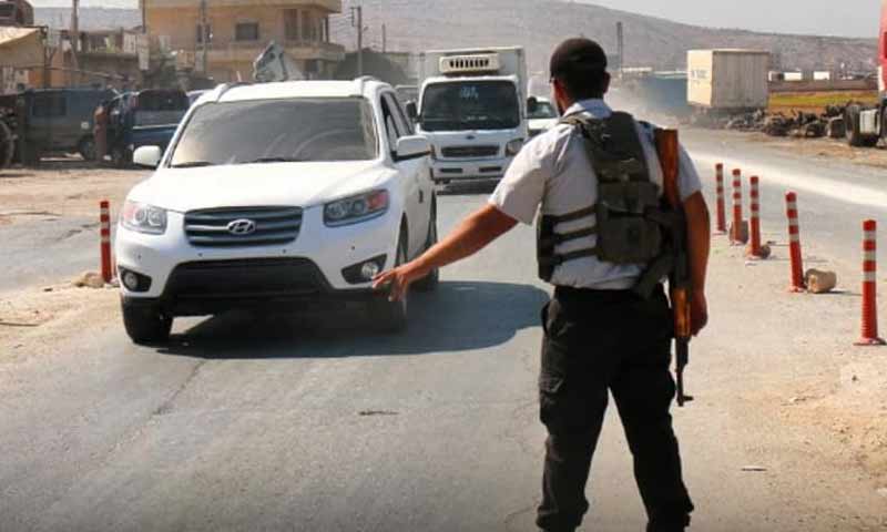 أحد عناصر شرطة النجدة التابعة لحكومة الانقاذ في مدينة الدانا بريف إدلب كانون الأول 2018 (حكومة الانقاذ)
