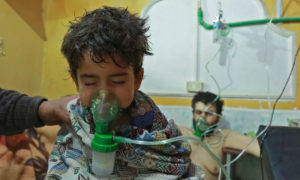 طفل يتلقى العلاج في بعد التعرض لهجوم كيماوي (AFP)