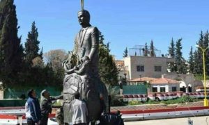 نصب تمثال حافظ الأسد في مدينة درعا- 10 آذار 2019 (فيس بوك)