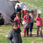 أطفال من قرية الحويز خلال النزوح إلى قرية شير المغاور  تحت حماية القاعدة التركية في سهل الغاب - 18 من آذار 2019 (عنب بلدي)