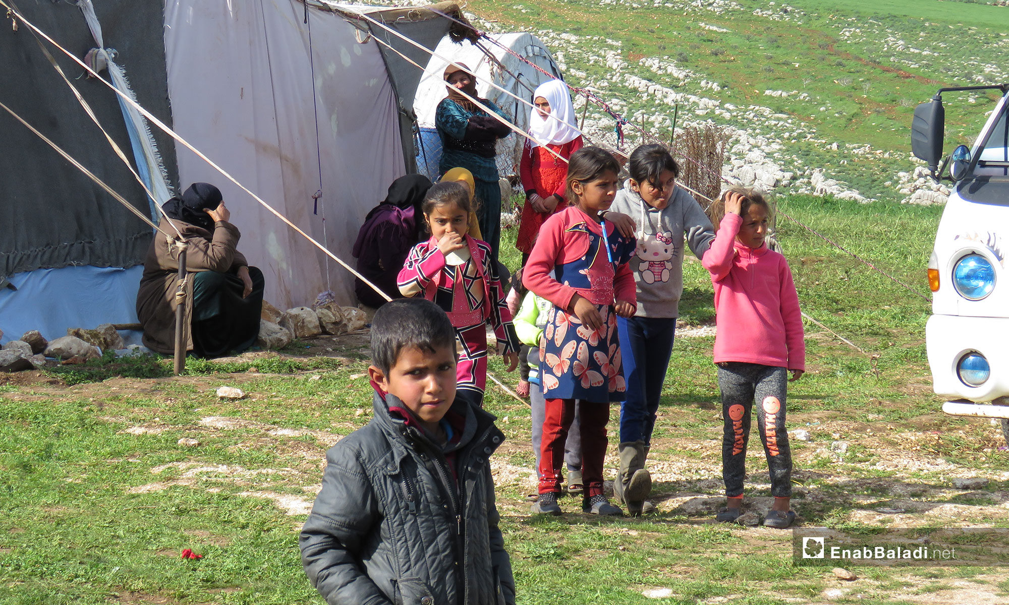 أطفال من قرية الحويز خلال النزوح إلى قرية شير المغاور  تحت حماية القاعدة التركية في سهل الغاب - 18 من آذار 2019 (عنب بلدي)