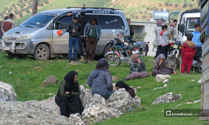 نزوح الأهالي من قرية الحويز إلى قرية شير المغاور تحت حماية القاعدة التركية في سهل الغاب - 18 من آذار 2019 (عنب بلدي)