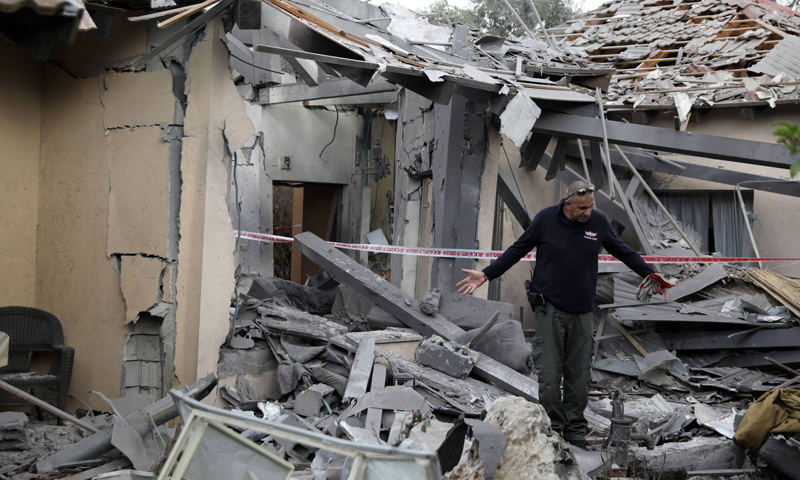 الدمار الناجم عن سقوط أحد صواريخ حركة "حماس" على مستوطنة تل أبيب (رويترز)