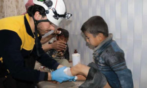 مصابون بقصف جوي على مخيم شرقي مدينة سراقب بريف إدلب الشرقي 13 آذار 2019 (الدفاع المدني السوري)
