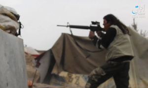 مقاتل من تنظيم الدولة يخوض اشتباكات من داخل مخيم الباغوز - 19 من آذار 2019 (وكالة أعماق)