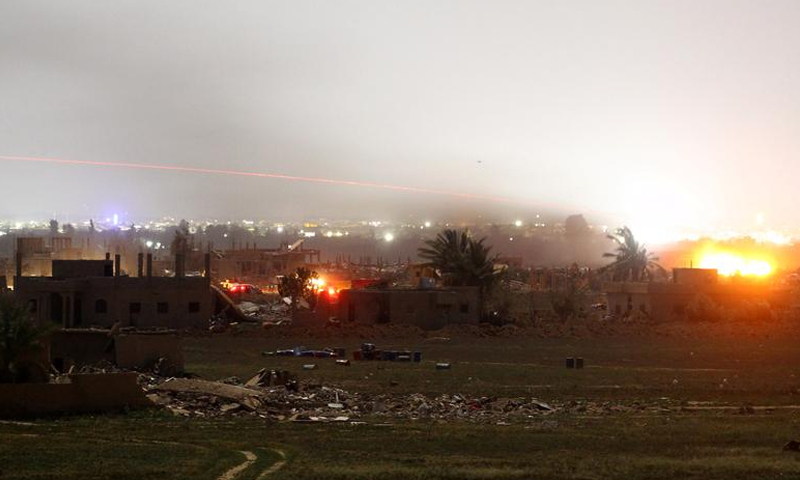 القصف على مخيم الباغوز آخر معاقل تنظيم "الدولة" شرق الفرات - 20 آذار 2019 (رويترز)