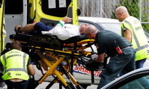 رجل على نقالة يتم إسعافه جراء إطلاق النار على مسجد في نيوزيلاندا - 15 آذار 2019 (AP)